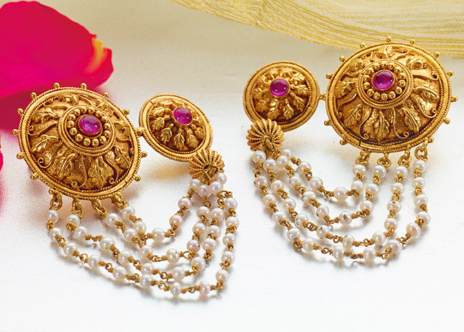 PARNA Traditional Maharashtrian Jewellery Set: Gold-Plated Tanmani  Chinchpeti Necklace, Earrings, Bugadi, Press Nath with Pearls Moti -  Perfect for Weddings and Festivals : Amazon.in: Fashion